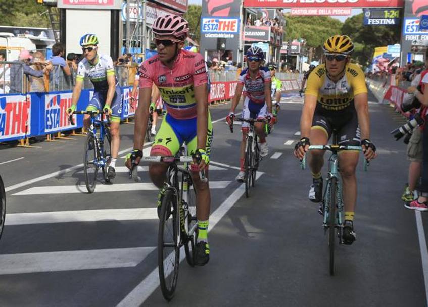 Alberto Contador subito dopo il traguardo di Castiglione della Pescaia, arrivo della sesta tappa del Giro d&#39;Italia. Bettini